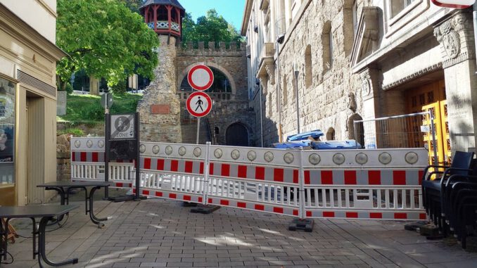 Bereich Am Römertor zwischen Hausnummern 4 und 7 bis auf Weiteres gesperrt