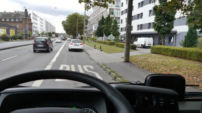 Frontkameras in Wiesbadener Bussen dokumentieren Falschparker Frontkameras in Wiesbadener Bussen dokumentieren Falschparker