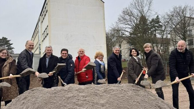 Kohlheckschule wird erweitert: Neubau mit Mensa, Ganztag und Doppelsporthalle startet