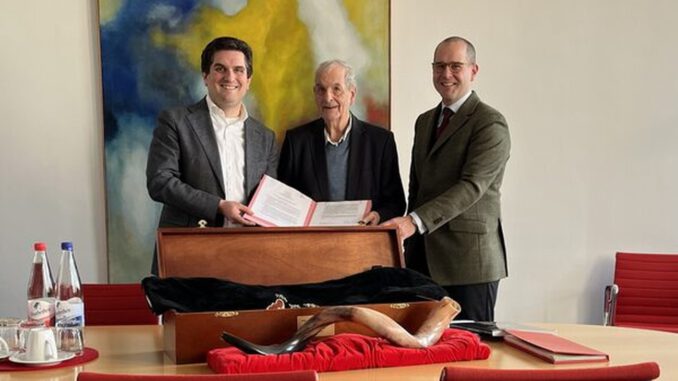 Manfred Beilharz übergibt umfangreichen Theaternachlass an Stadtarchiv Wiesbaden Manfred Beilharz übergibt umfangreichen Theaternachlass an Stadtarchiv Wiesbaden