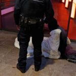 Nächtliche Patrouillen: Wiesbadener Stadtpolizei reicht heißen Tee an Menschen ohne festen Wohnsitz