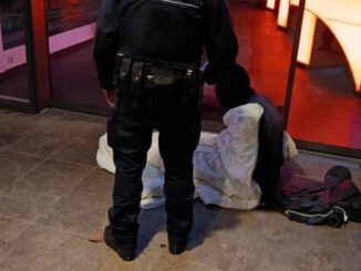 Nächtliche Patrouillen: Wiesbadener Stadtpolizei reicht heißen Tee an Menschen ohne festen Wohnsitz