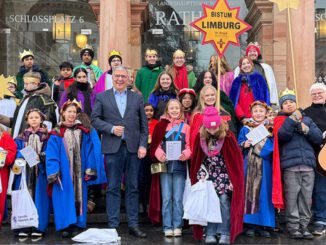 Sternsinger überreichen Segen im Rathaus und machen auf Kinderarbeit aufmerksam