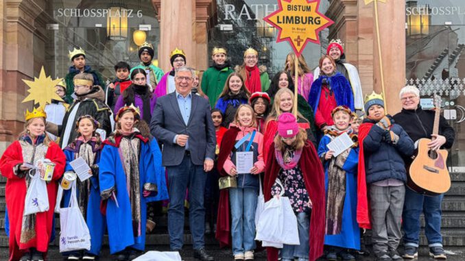 Sternsinger überreichen Segen im Rathaus und machen auf Kinderarbeit aufmerksam