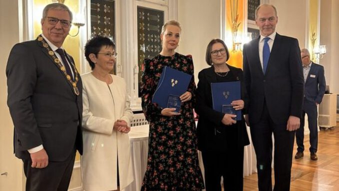 Wiesbaden ehrt Menschenrechtlerinnen und zwei Zivilretter Wiesbaden ehrt Menschenrechtlerinnen und zwei Zivilretter